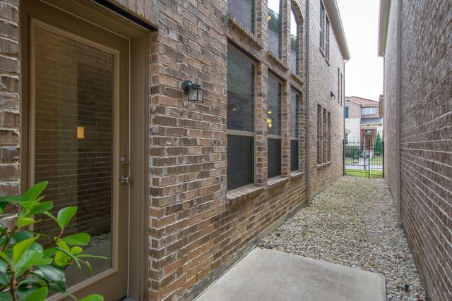 6638 Deleon Street, Irving, TX 75039
