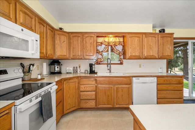 16413 W FOUR MOUND Rd, Nine Mile Falls, WA 99026