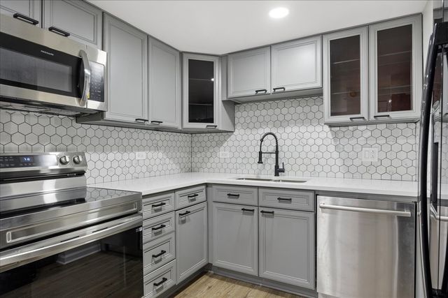 1041 Susan Collins Lane 203, Oak Park, IL 60302