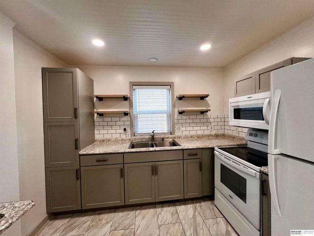 332 S Adams Street, Papillion, NE 68046