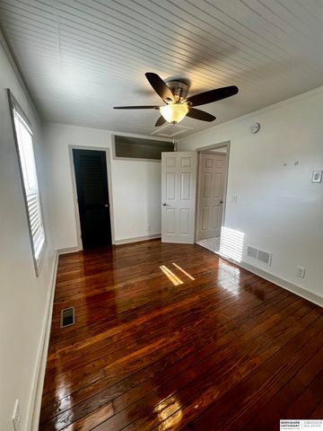 332 S Adams Street, Papillion, NE 68046