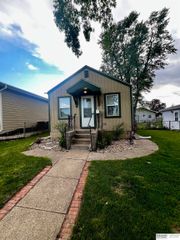 332 S Adams Street, Papillion, NE 68046