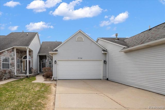 734 Challenging Trail 65, South Lyon, MI 48178
