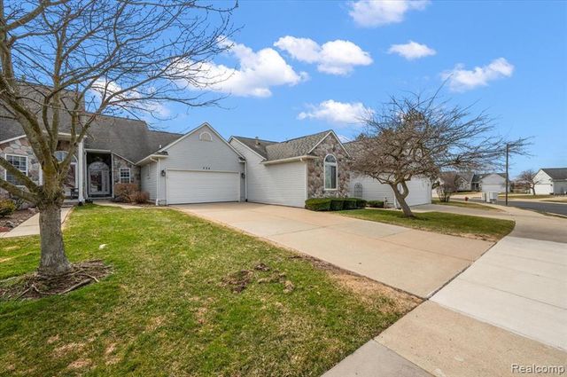 734 Challenging Trail 65, South Lyon, MI 48178