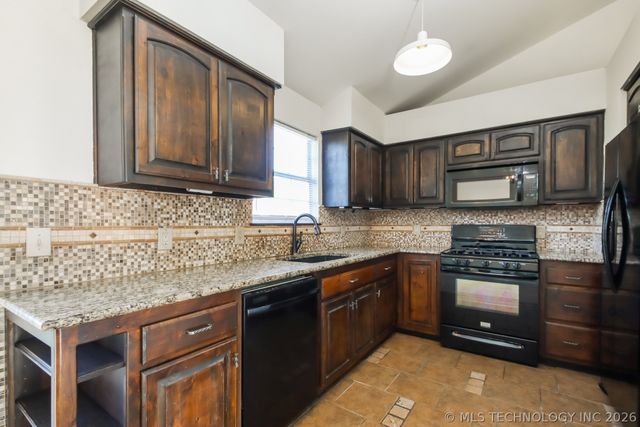 9833 N 43rd East Avenue, Sperry, OK 74073