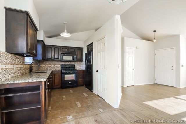 9833 N 43rd East Avenue, Sperry, OK 74073