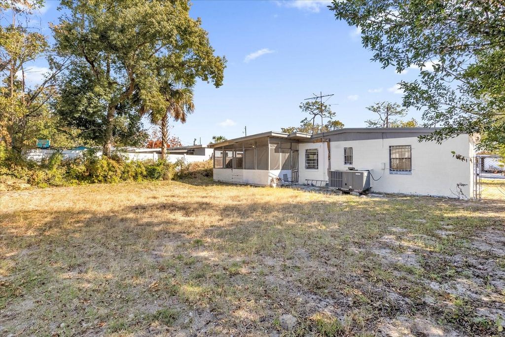 Image 23 of property listing at 920 HACIENDA COURT, Orlando, FL 32808