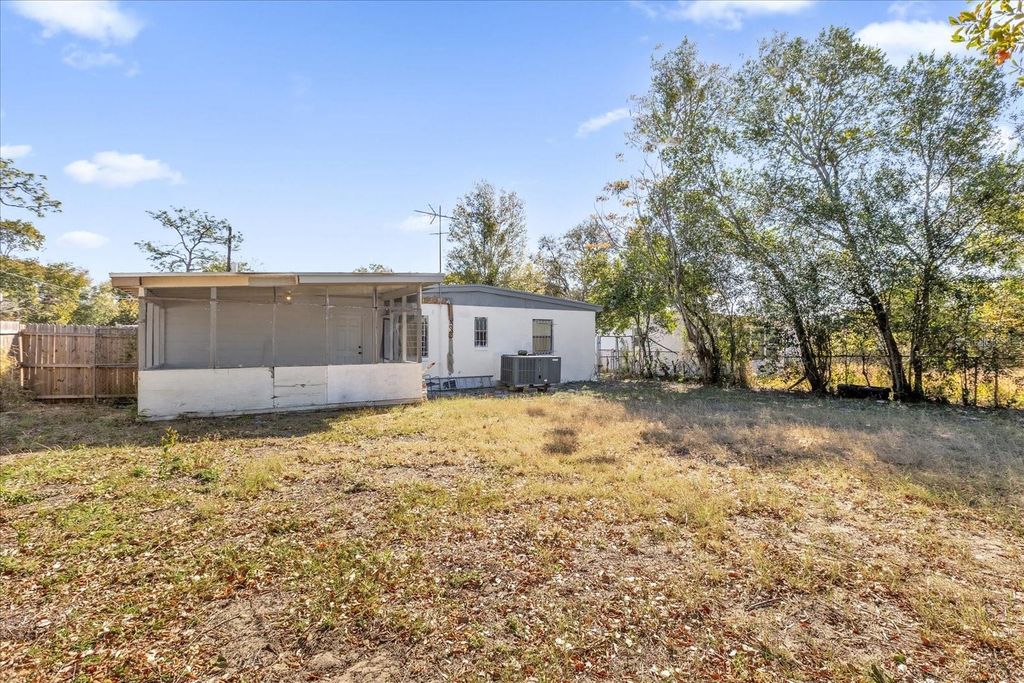 Image 24 of property listing at 920 HACIENDA COURT, Orlando, FL 32808