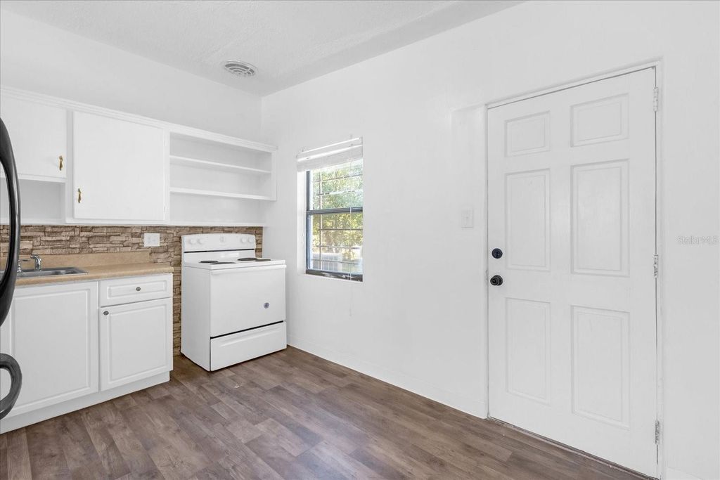 Image 7 of property listing at 920 HACIENDA COURT, Orlando, FL 32808