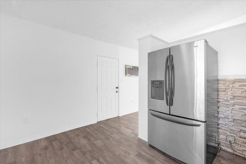 Image 9 of property listing at 920 HACIENDA COURT, Orlando, FL 32808