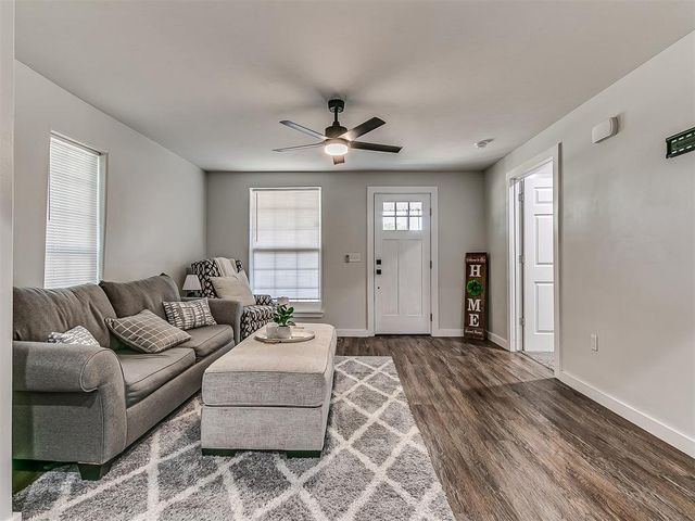 1214 E Harrison Avenue, Guthrie, OK 73044