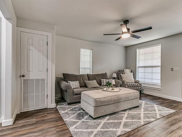1214 E Harrison Avenue, Guthrie, OK 73044