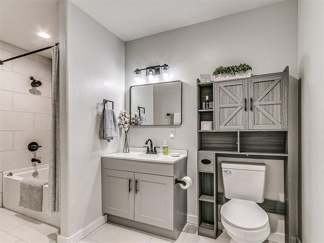1214 E Harrison Avenue, Guthrie, OK 73044