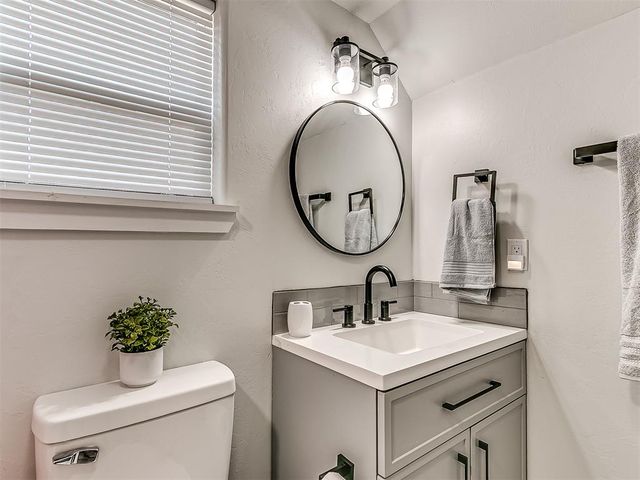 1214 E Harrison Avenue, Guthrie, OK 73044