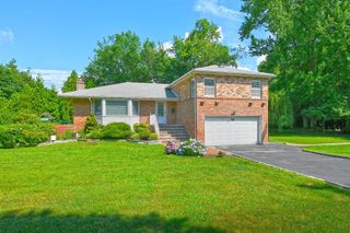 2 Cherrywood Lane, Port Washington, NY 11050