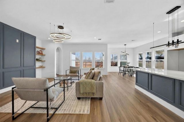 2705 S Jones Street, Fort Worth, TX 76104