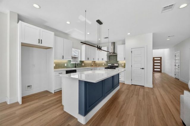 2705 S Jones Street, Fort Worth, TX 76104