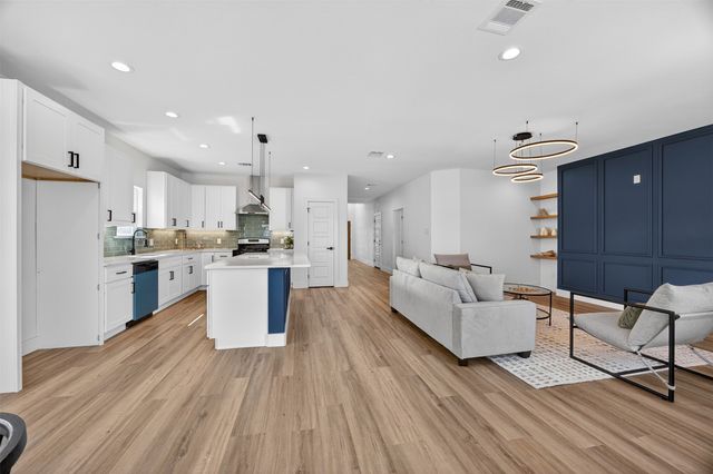 2705 S Jones Street, Fort Worth, TX 76104