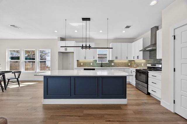 2705 S Jones Street, Fort Worth, TX 76104