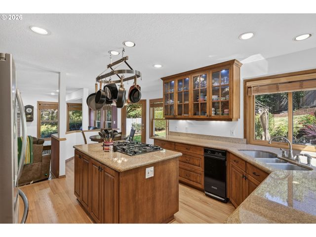6013 Sw ORCHID Dr, Portland, OR 97219