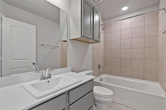 2303 Seven Oaks Boulevard 13, Tomball, TX 77375