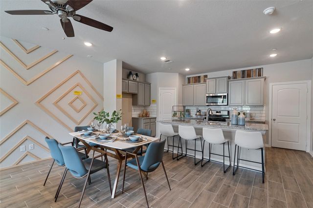 2303 Seven Oaks Boulevard 13, Tomball, TX 77375