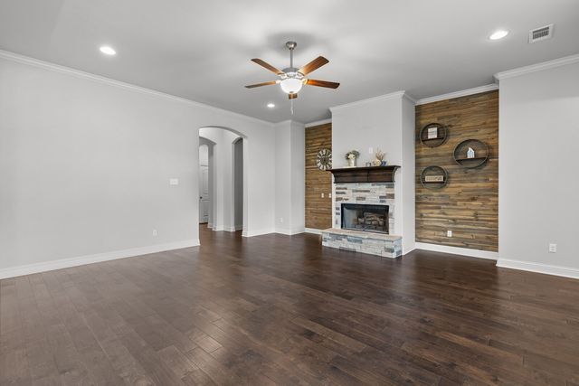 1094 Hesselridge Drive, Hewitt, TX 76643