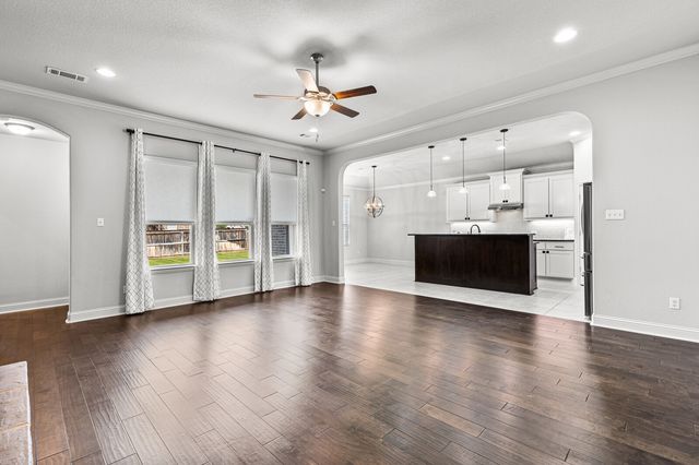 1094 Hesselridge Drive, Hewitt, TX 76643