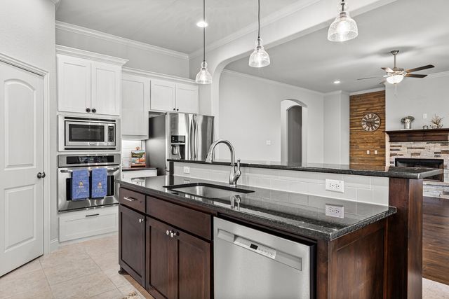 1094 Hesselridge Drive, Hewitt, TX 76643