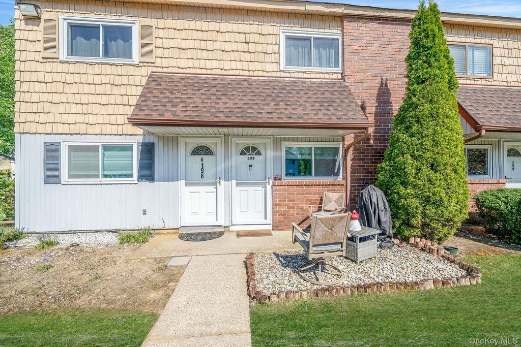 197 N Pointe Circle 197, Coram, NY 11727