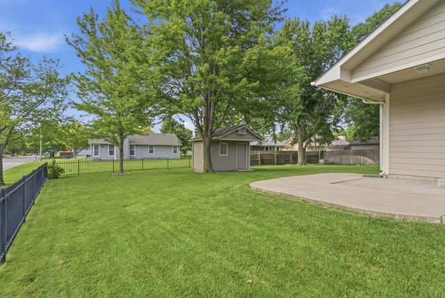 433 S Firefly Ct, Wichita, KS 67235