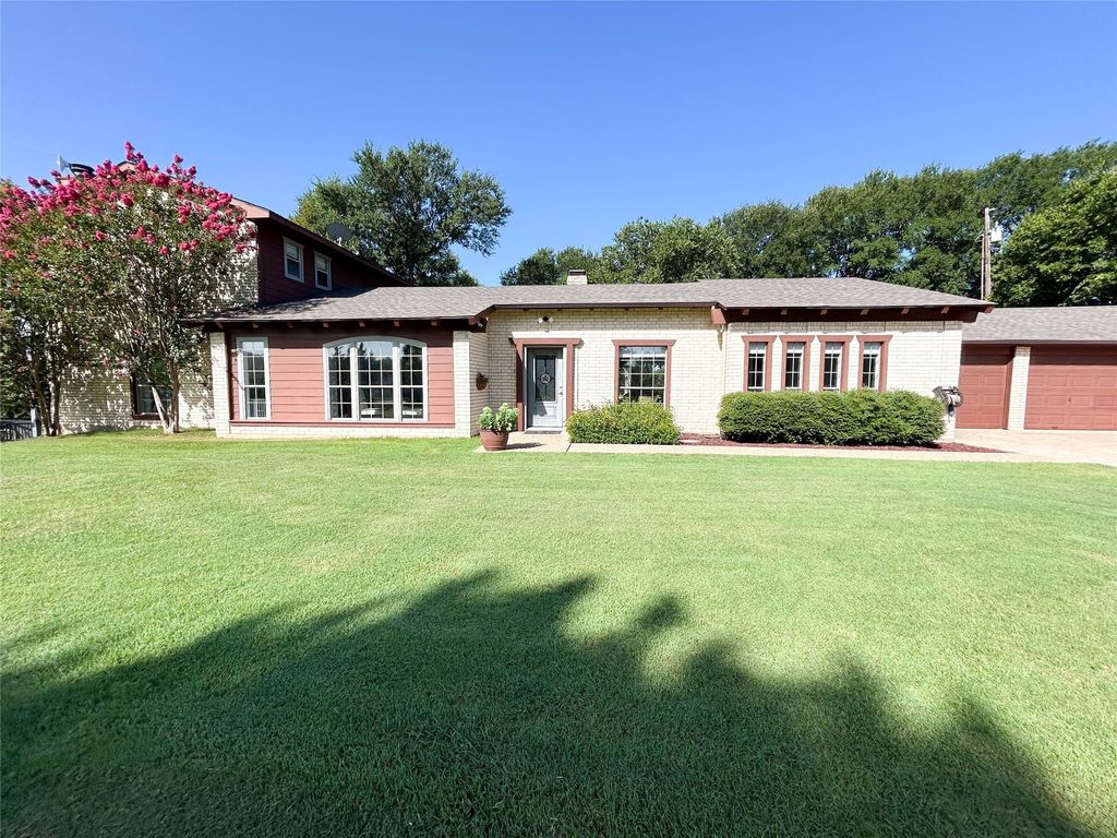654 S Falling Leaves Drive, Waxahachie, TX 75167