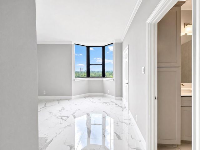 651 Bering Drive 1002, Houston, TX 77057