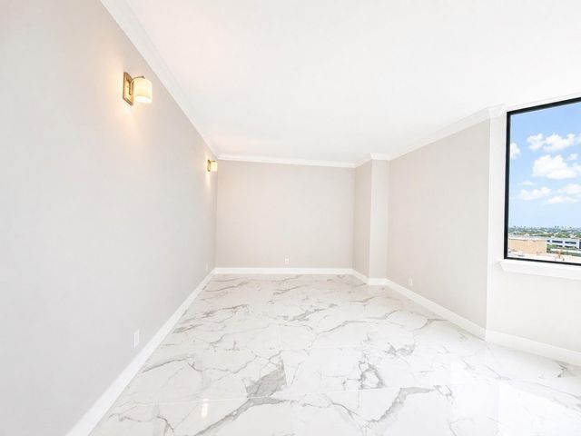 651 Bering Drive 1002, Houston, TX 77057