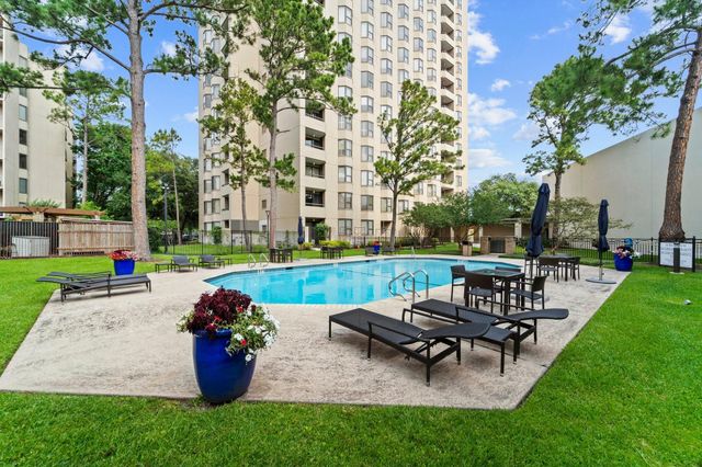 651 Bering Drive 1002, Houston, TX 77057