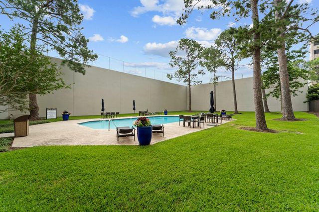 651 Bering Drive 1002, Houston, TX 77057