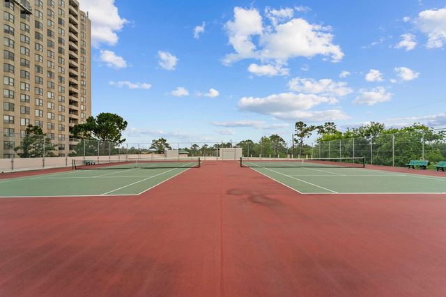 651 Bering Drive 1002, Houston, TX 77057