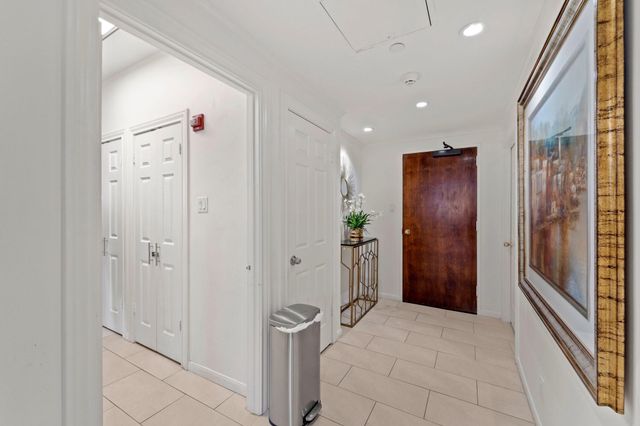 651 Bering Drive 1002, Houston, TX 77057