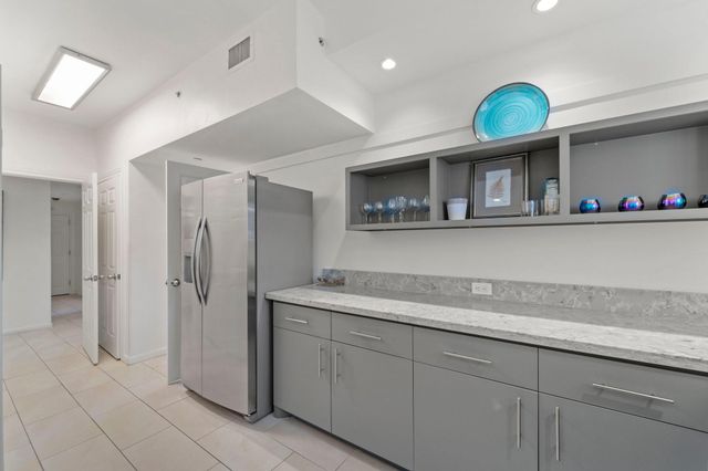 651 Bering Drive 1002, Houston, TX 77057