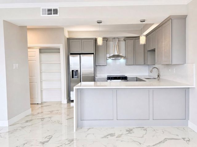 651 Bering Drive 1002, Houston, TX 77057