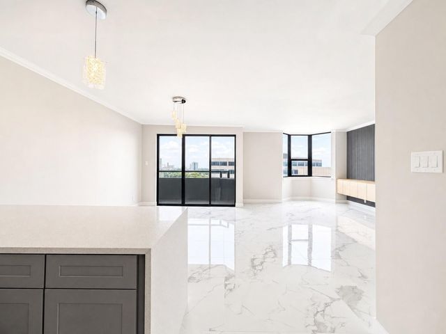 651 Bering Drive 1002, Houston, TX 77057