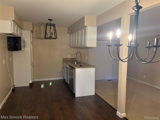 32246 Oakview Drive, Warren, MI 48092