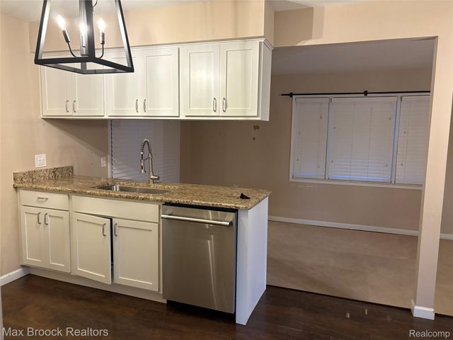 32246 Oakview Drive, Warren, MI 48092