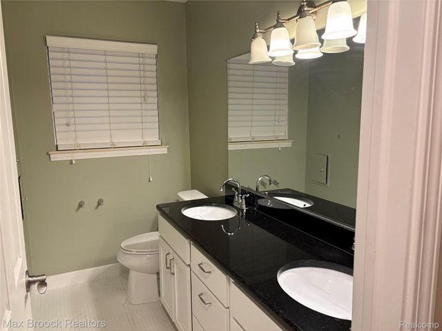 32246 Oakview Drive, Warren, MI 48092