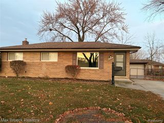 32246 Oakview Drive, Warren, MI 48092