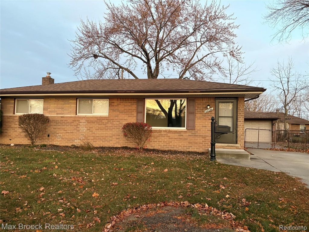 32246 Oakview Drive, Warren, MI 48092