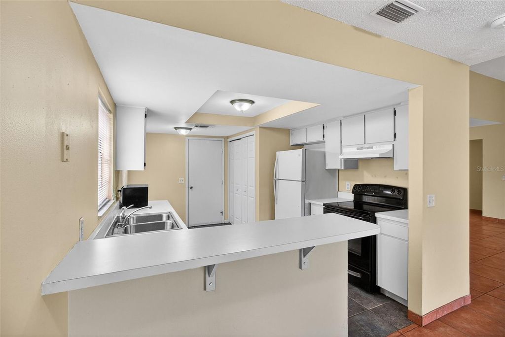 Image 10 of property listing at 9761 FOX CHAPEL ROAD, Tampa, FL 33647