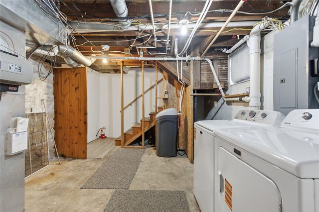 71 Central Avenue NE, Swisher, IA 52338