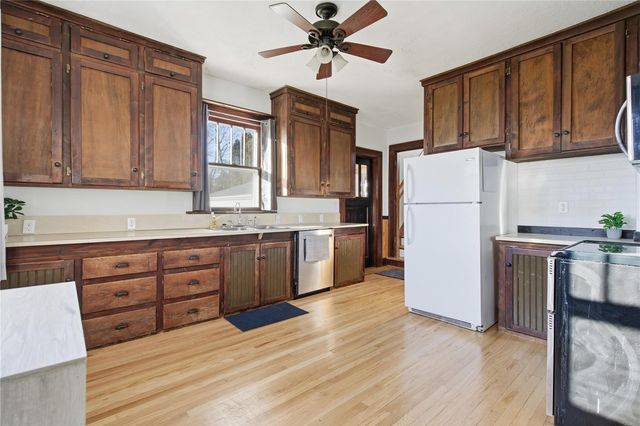 71 Central Avenue NE, Swisher, IA 52338