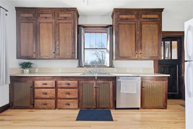 71 Central Avenue NE, Swisher, IA 52338